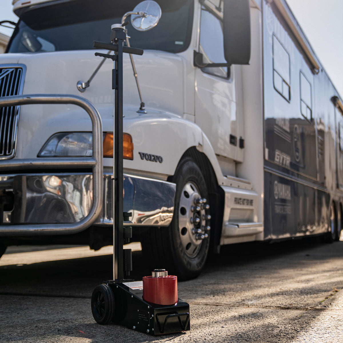 SUNEX Tools Heavy Duty Jack shown in use with a Heavy-Duty diesel truck.