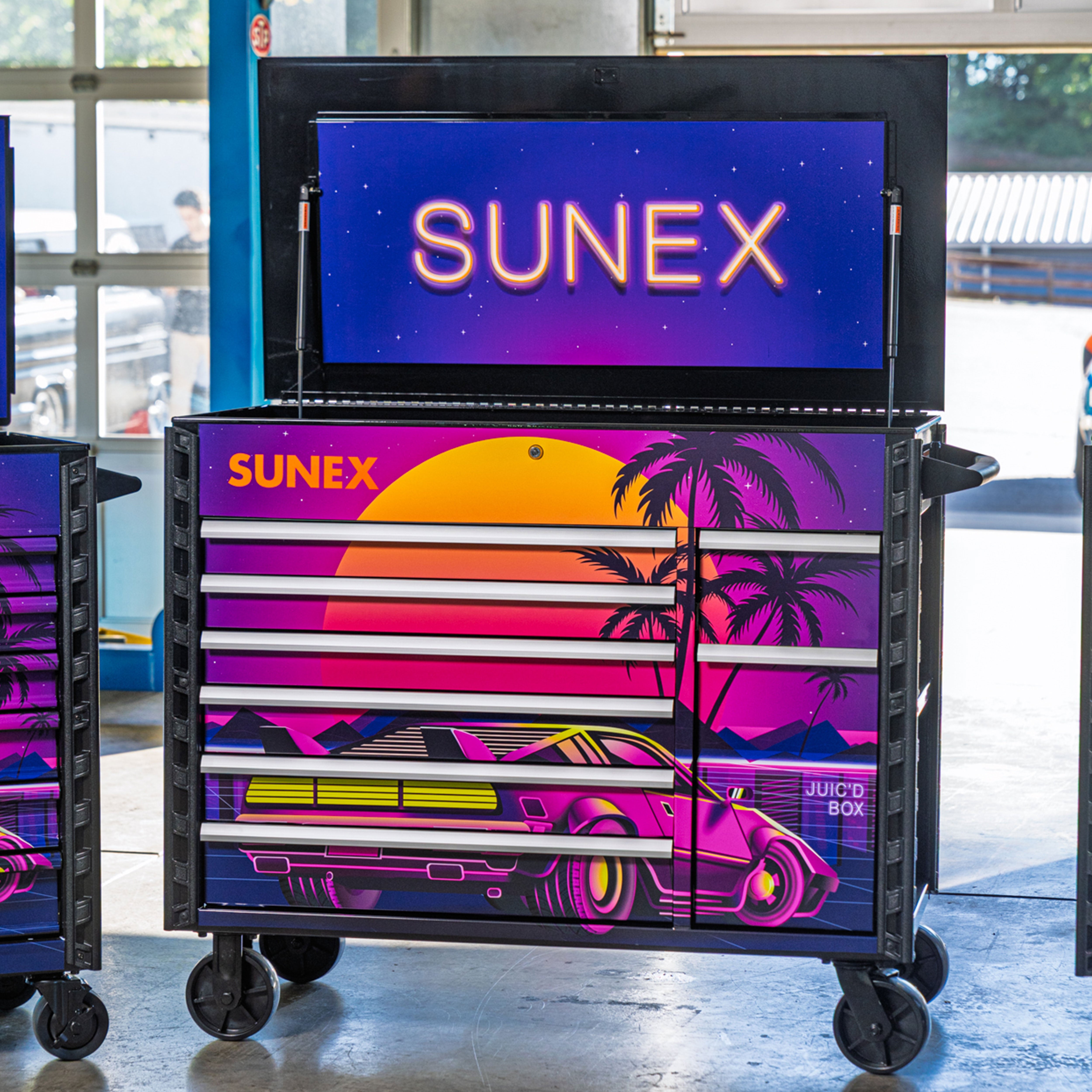 デパコスセット SUNEX Tools Juic'd BOX 50” 7 Drawer Powered Cart – 8065PCBKRETRO