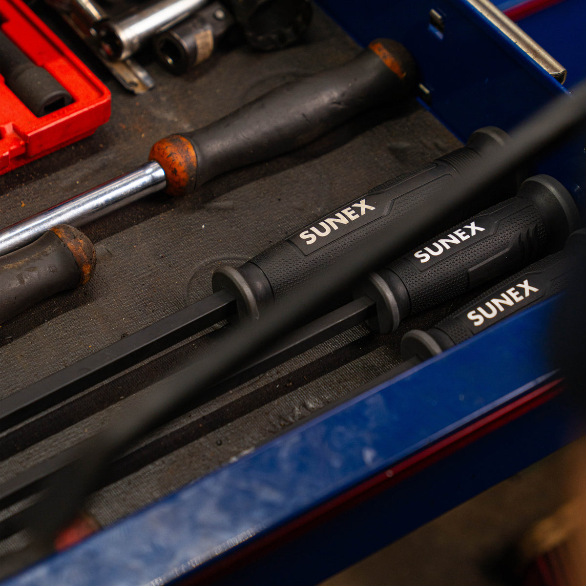 4 PIECE CURVED TIP PRY BAR SET WITH STRIKING CAPS (8", 12", 18", AND 24")