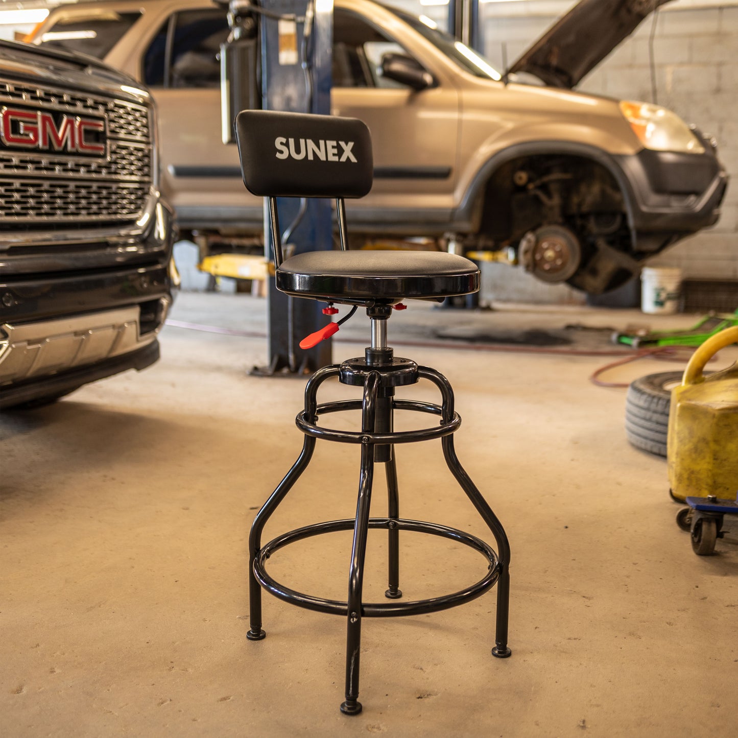 HYDRAULIC HEIGHT ADJUSTABLE SHOP STOOL WITH BACK (29" - 34" - BLACK/RED)