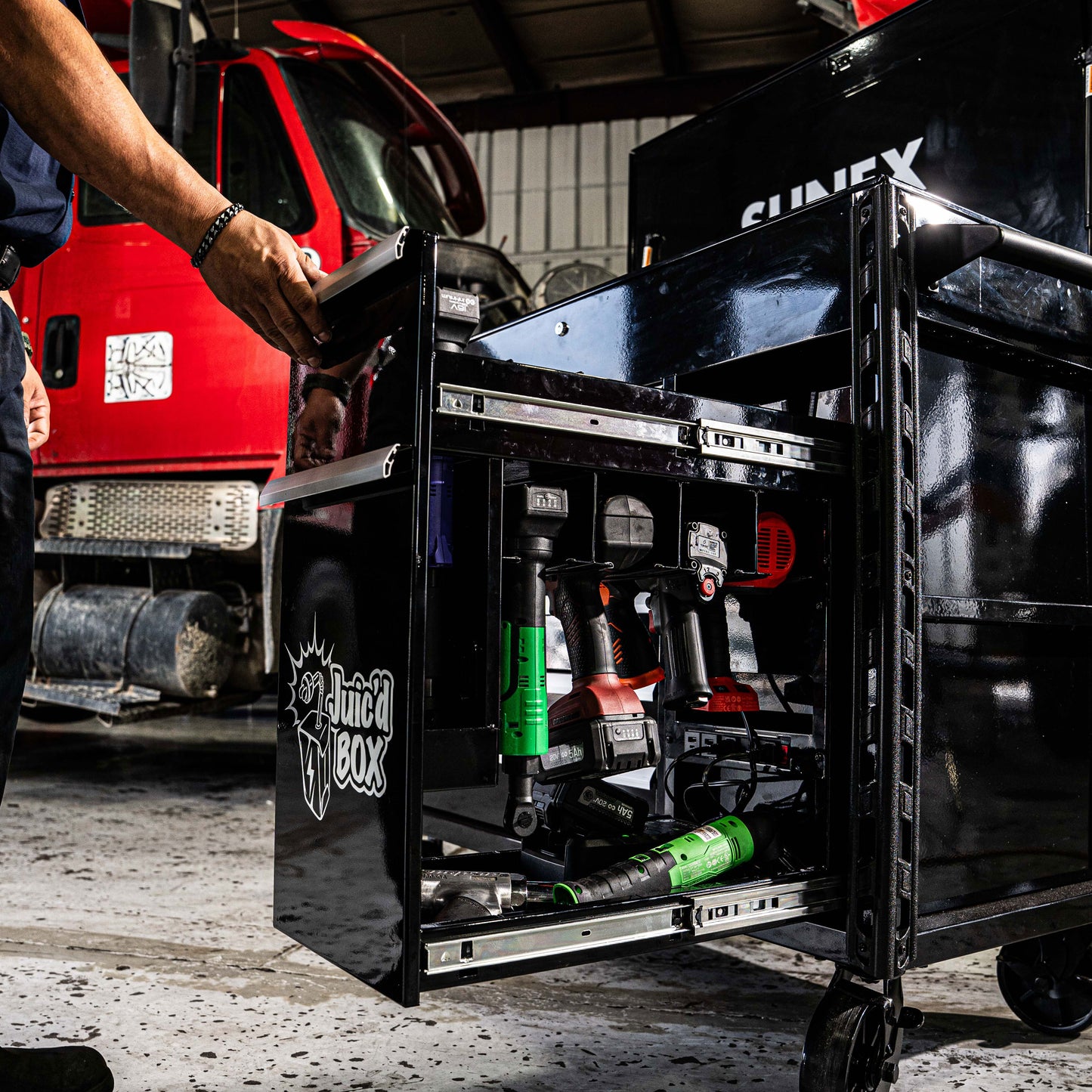 SUNEX TOOLS JUIC'D BOX 50" 7 DRAWER POWERED CART - 8065PCBK