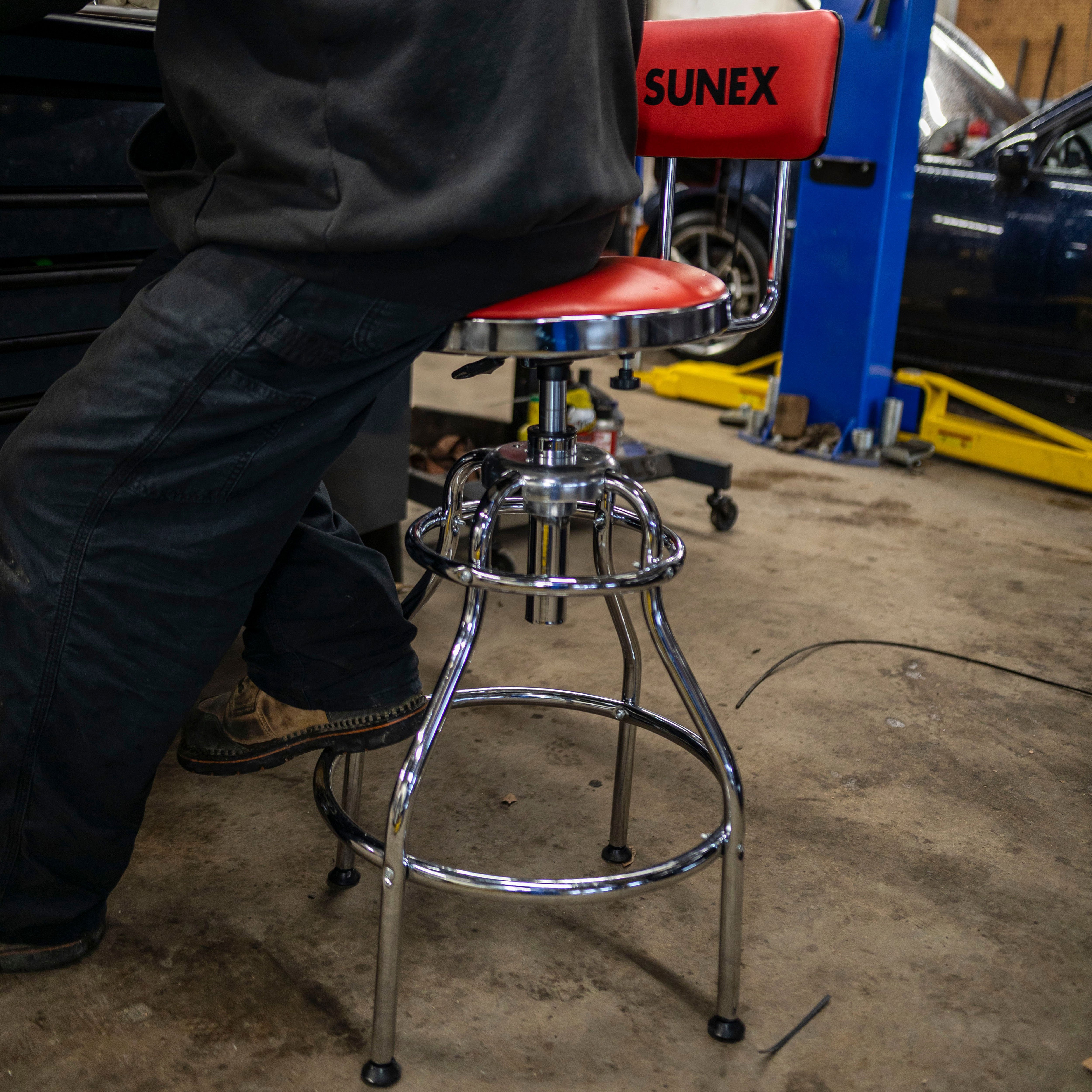 Hydraulic Height Adjustable Shop Stool with Back (29