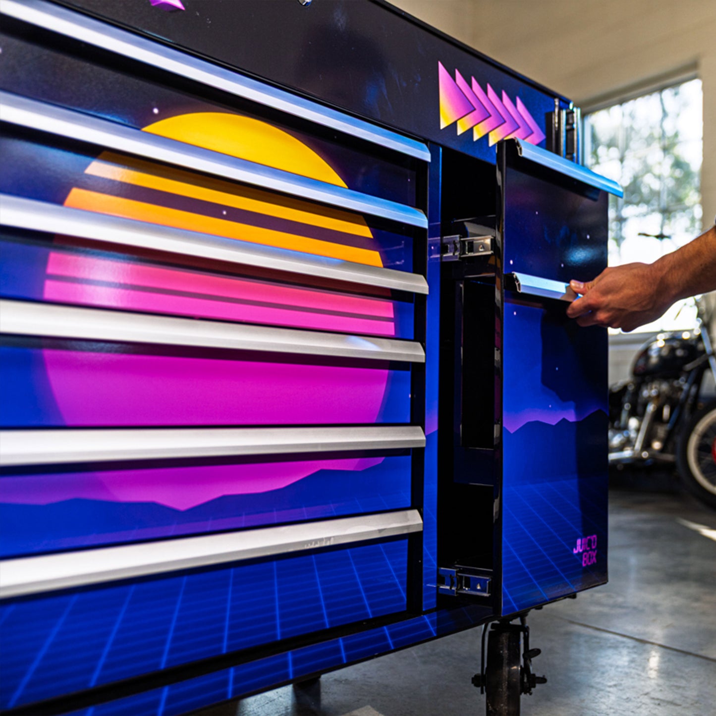 SYNTH DESIGNED JUIC’D BOX 50” 7 DRAWER POWERED CART - BLACK