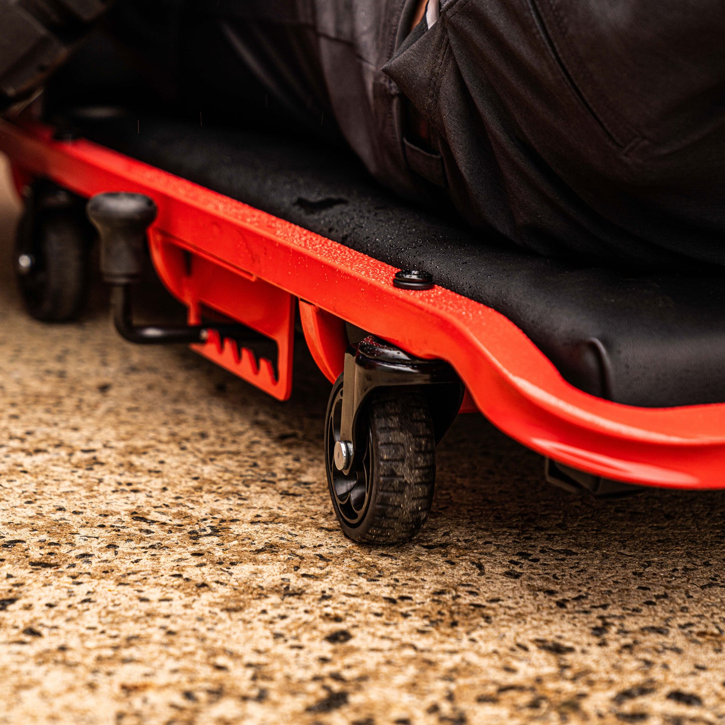 DELUXE CREEPER WITH ADJUSTABLE HEADREST - BLACK/RED