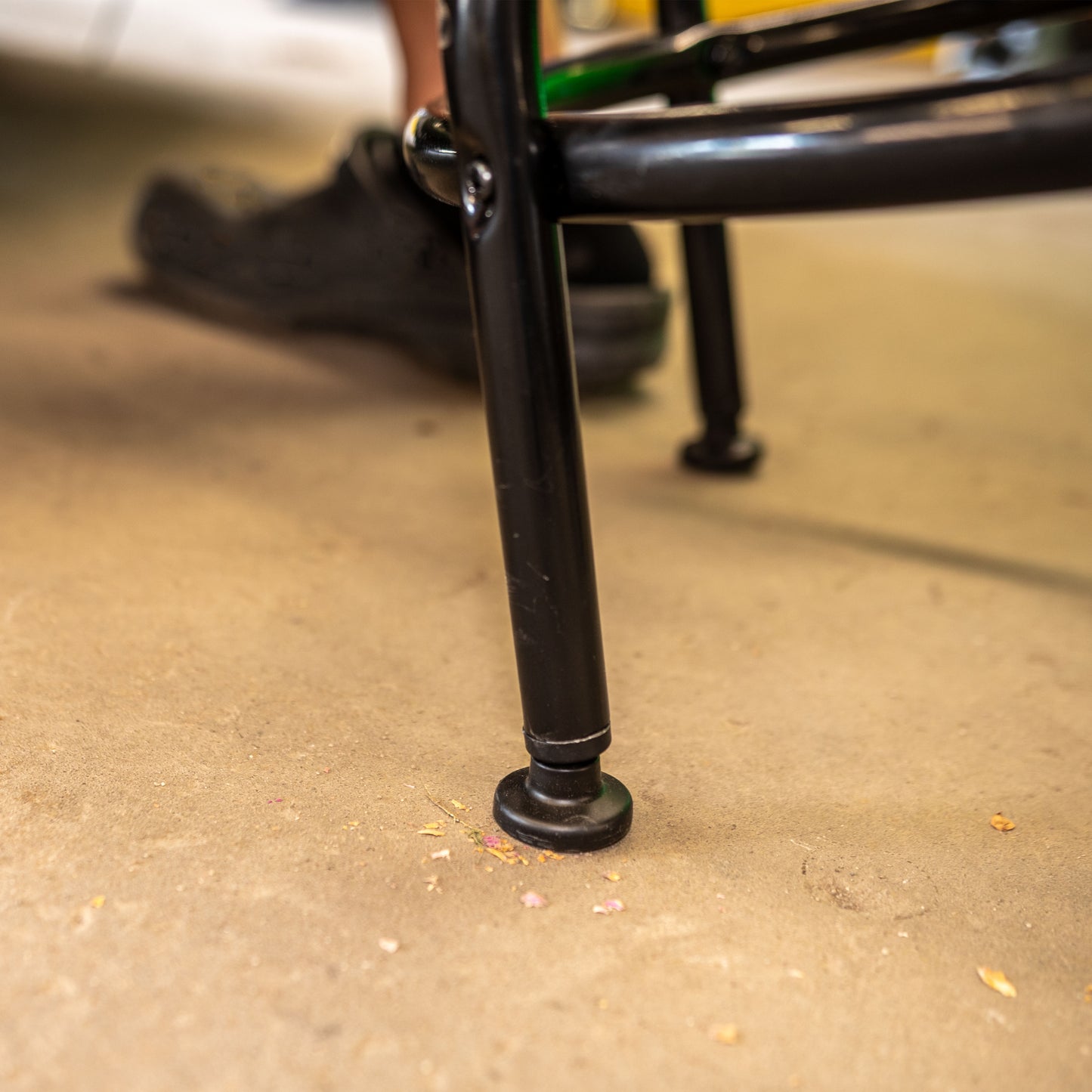 HYDRAULIC HEIGHT ADJUSTABLE SHOP STOOL WITH BACK (29" - 34" - BLACK/RED)