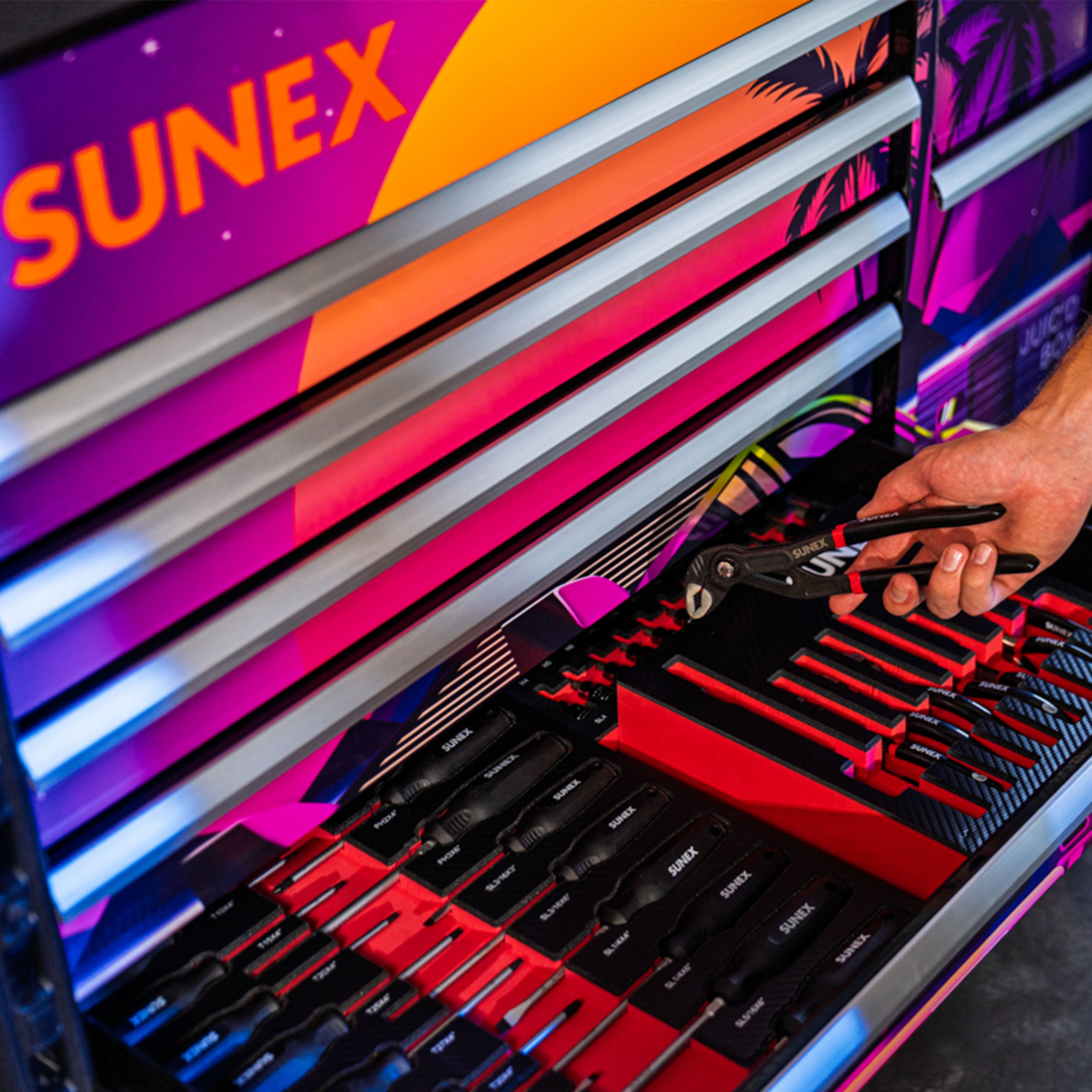 SUNEX Tools Juic'd BOX 50” 7 Drawer Powered Cart – 8065PCBKRETRO