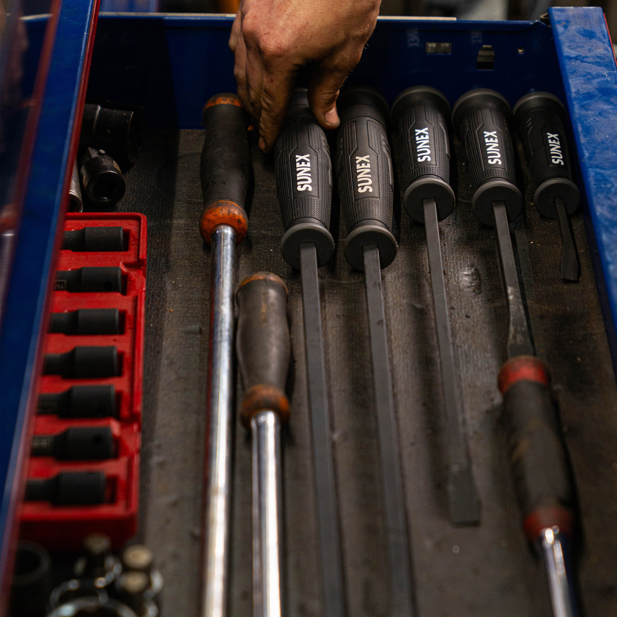 4 PIECE CURVED TIP PRY BAR SET WITH STRIKING CAPS (8", 12", 18", AND 24")