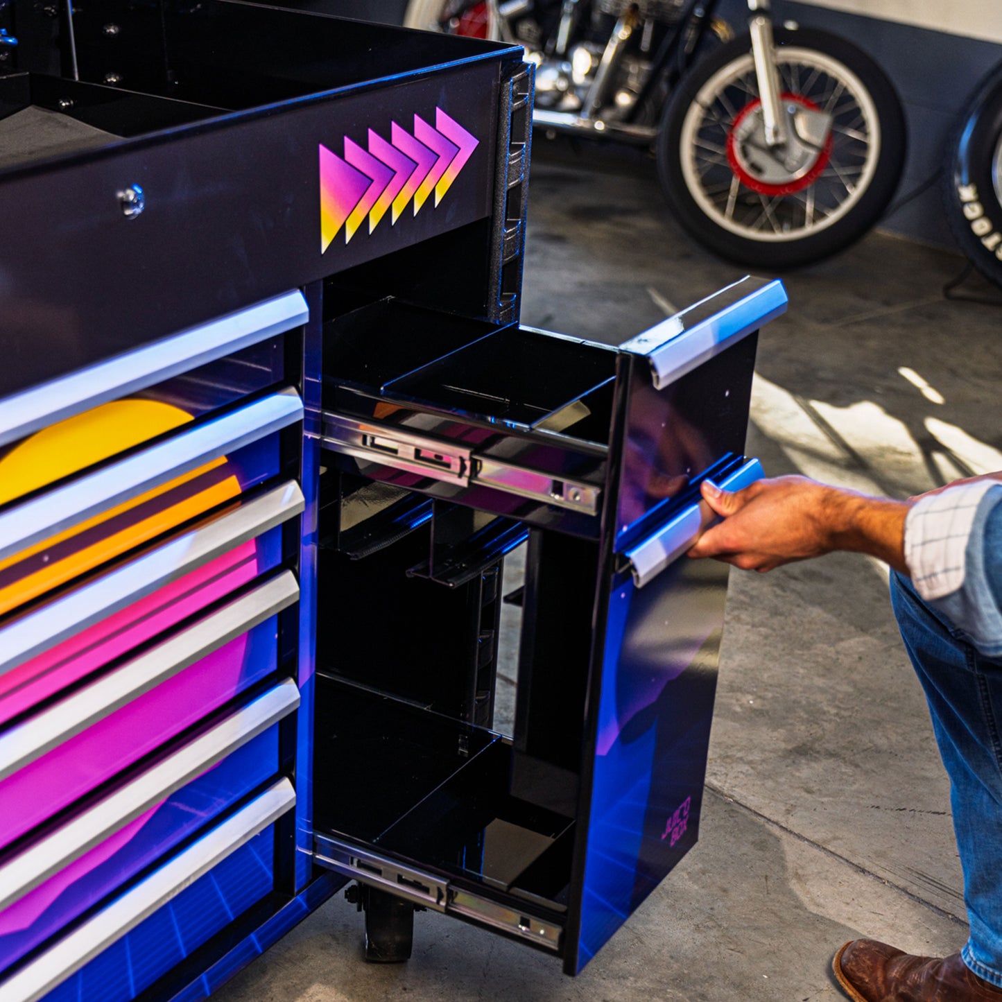 SYNTH DESIGNED JUIC’D BOX 50” 7 DRAWER POWERED CART - BLACK