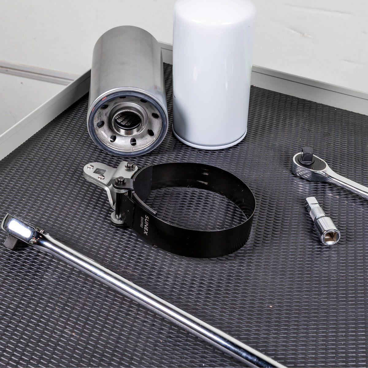 HEAVY-DUTY OIL FILTER BAND WRENCH 4-1/8" - 4-5/8" (118MM - 131MM)