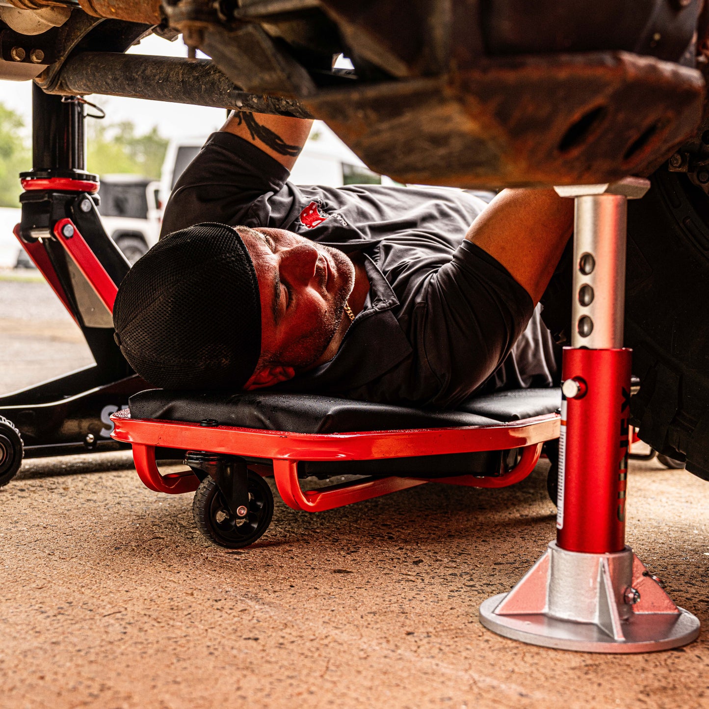 DELUXE CREEPER WITH ADJUSTABLE HEADREST - BLACK/RED