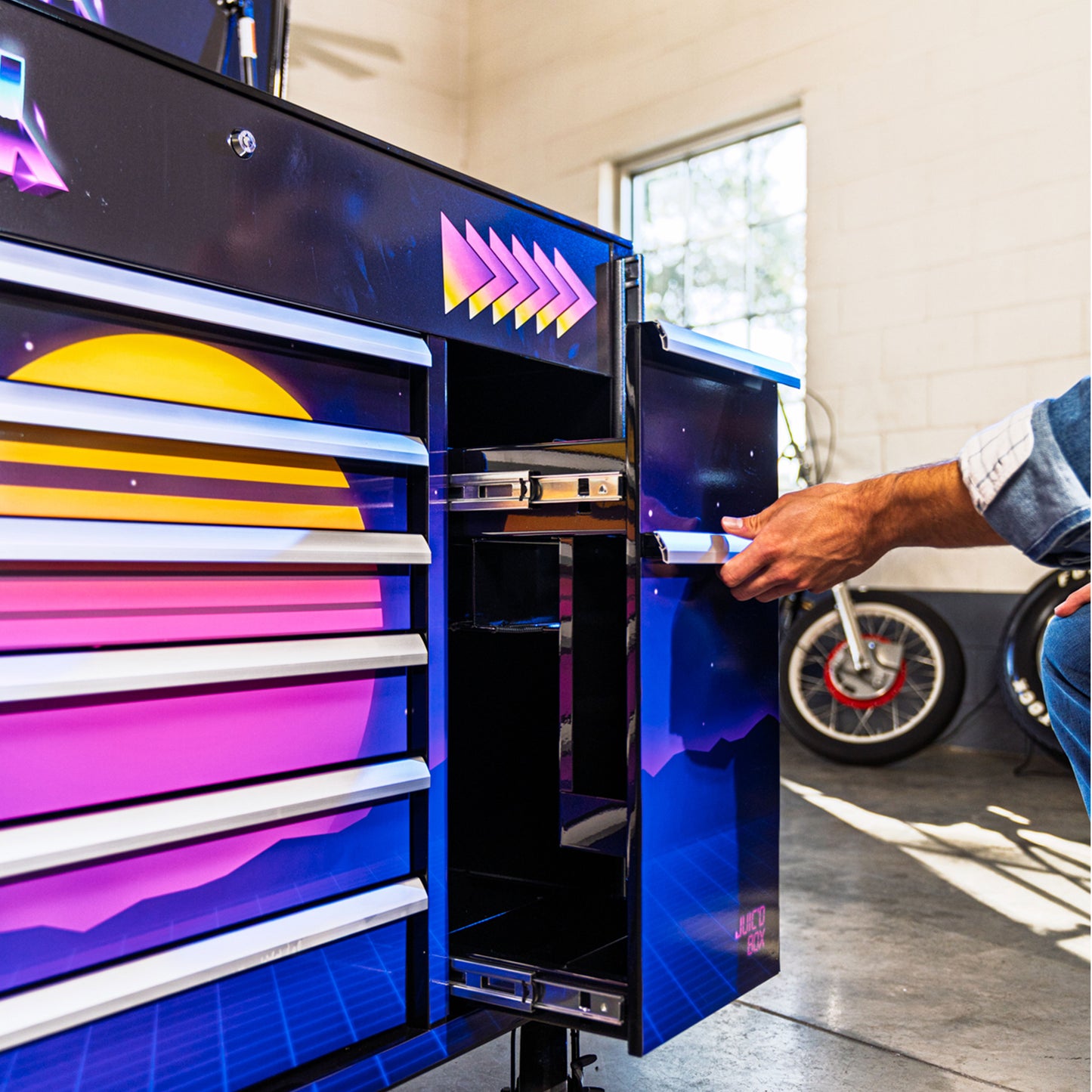 SYNTH DESIGNED JUIC’D BOX 50” 7 DRAWER POWERED CART - BLACK