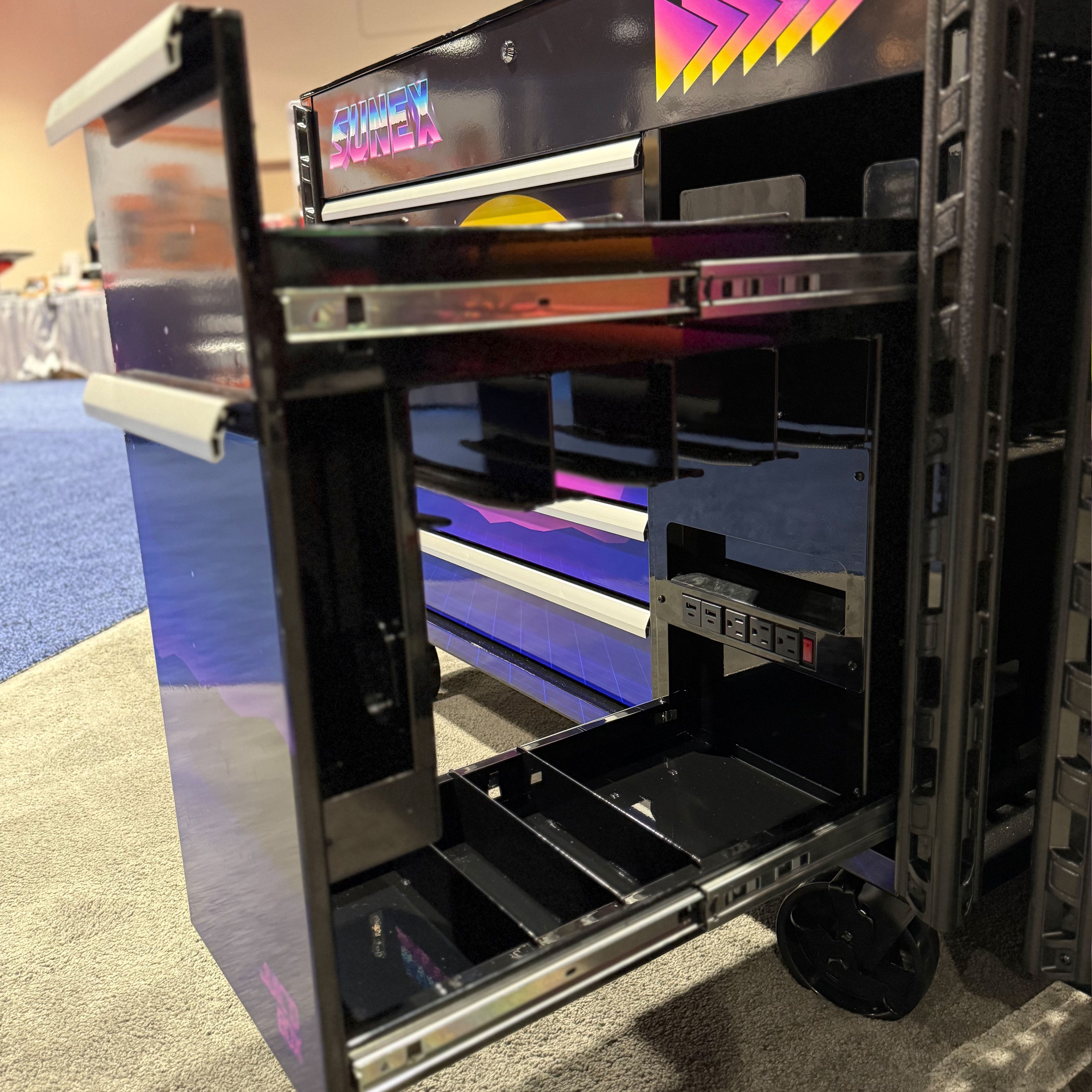 SUNEX Tools Juic'd BOX 50” 7 Drawer Powered Cart – 8065PCBKSYNTH