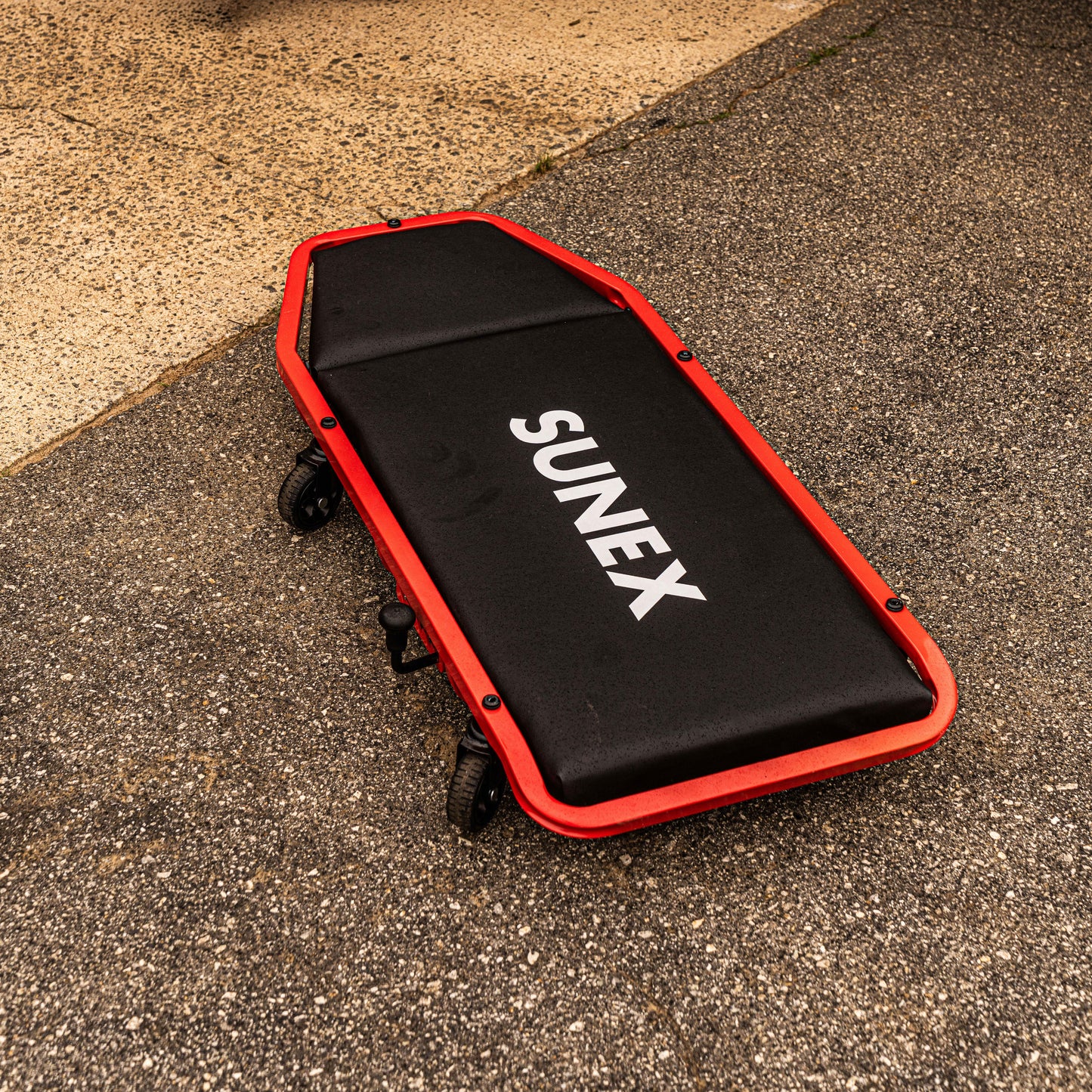 DELUXE CREEPER WITH ADJUSTABLE HEADREST - BLACK/RED