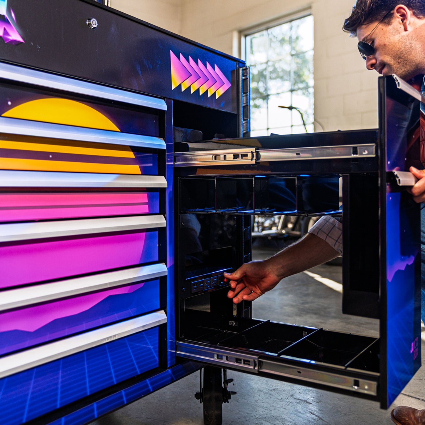 SYNTH DESIGNED JUIC’D BOX 50” 7 DRAWER POWERED CART - BLACK