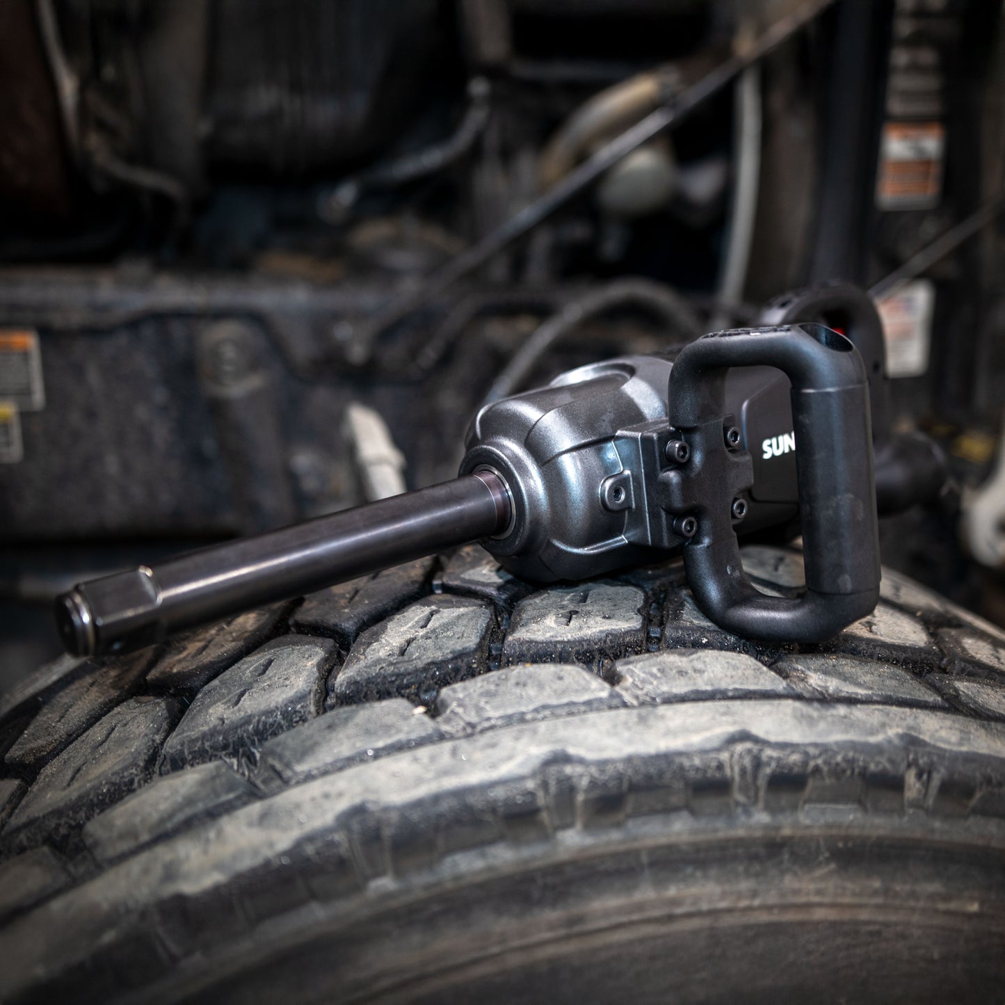 1" DRIVE MAGNESIUM COMPOSITE IMPACT WRENCH WITH 6" EXTENDED ANVIL