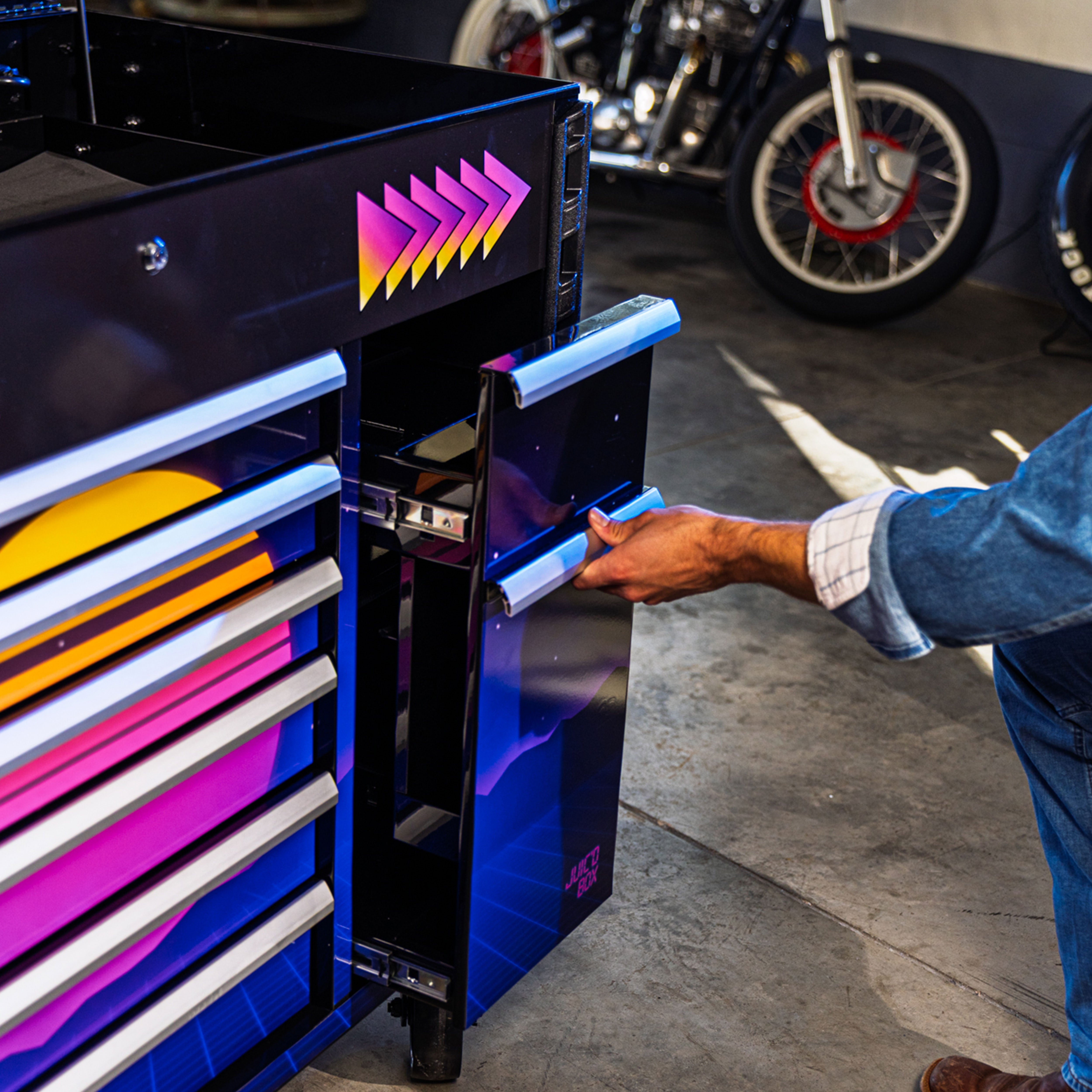 SUNEX Tools Juic'd BOX 50” 7 Drawer Powered Cart – 8065PCBKSYNTH