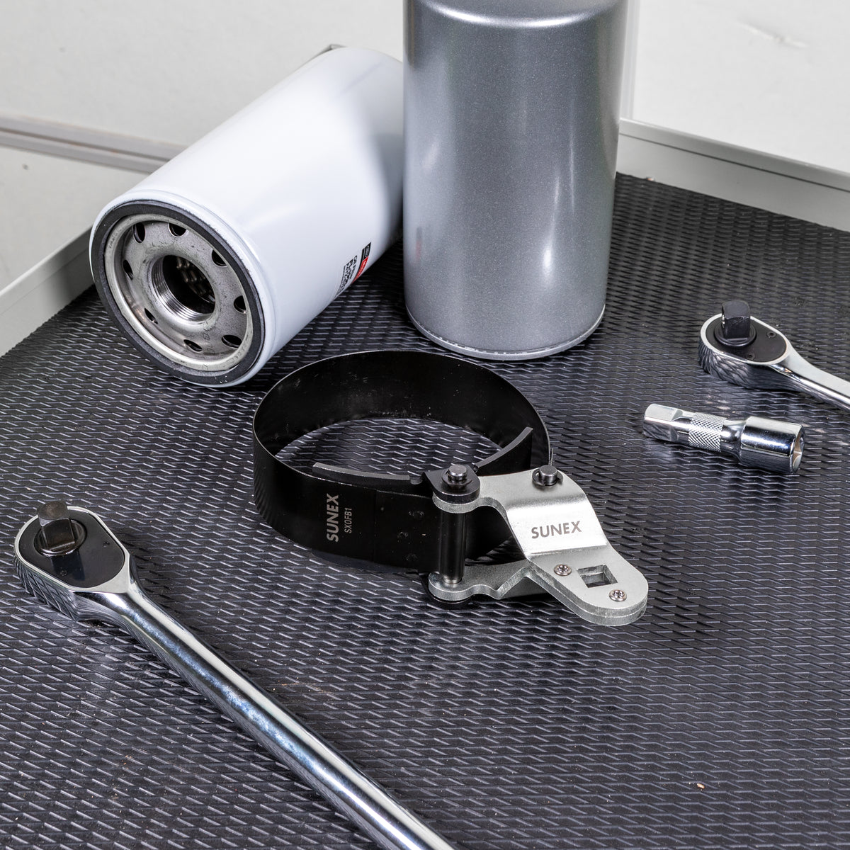 HEAVY-DUTY OIL FILTER BAND WRENCH 4-1/8" - 4-5/8" (105MM - 118MM)